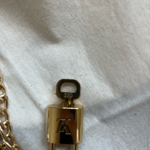 LV lock and key with unbranded chain - Picture 3 of 3